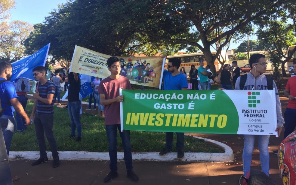 RIO VERDE, 9H: Manifestantes se reúnem no Centro nesta quinta-feira (30) — Foto: Ana Paula Azevedo/TV Anhanguera