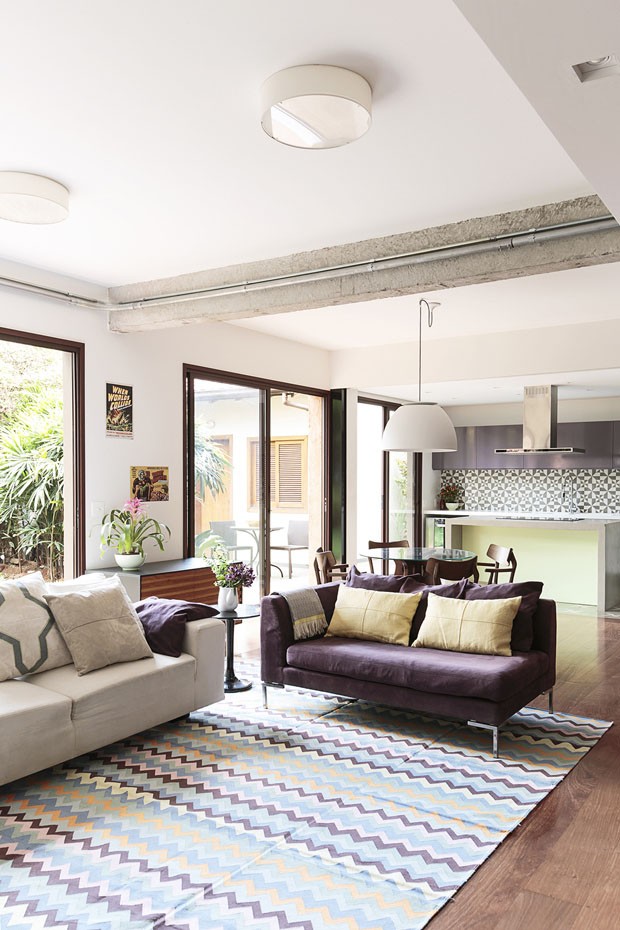 Reforma integra os ambientes nesta casa (Foto: Carol Vargas / divulgação)