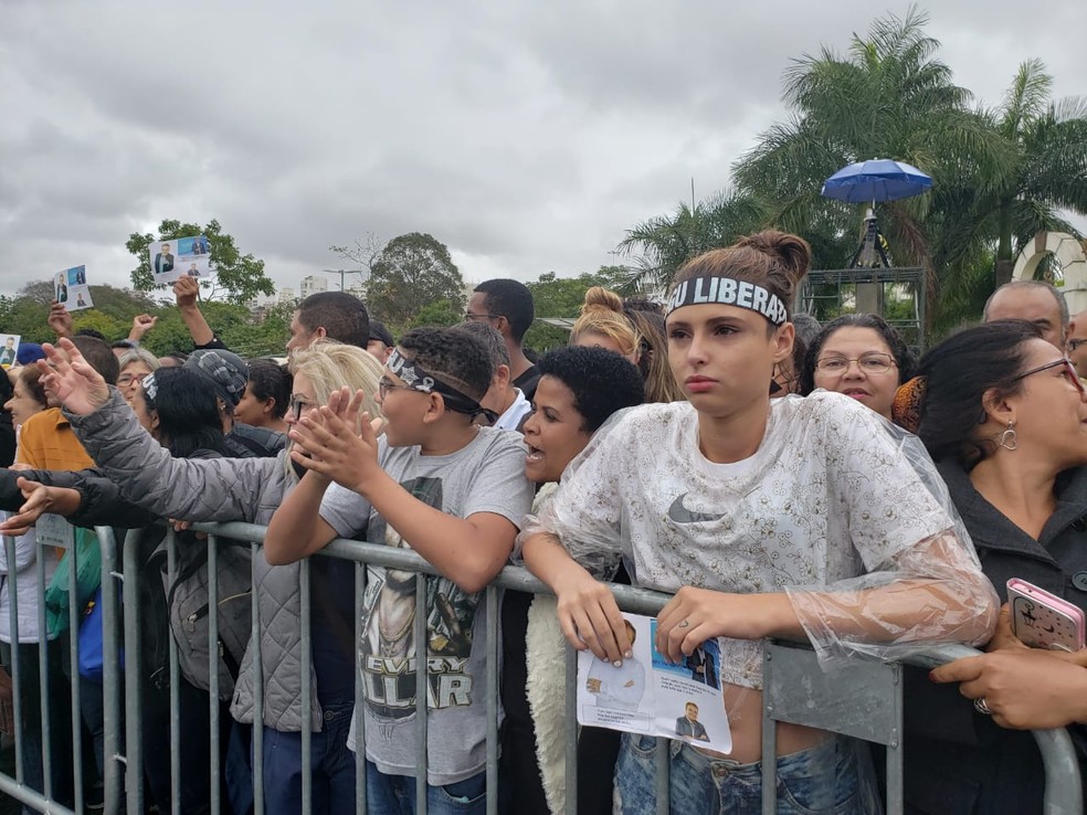 Fãs de Gugu Liberato do lado de fora da Alesp acompanham saída de famosos do velório do apresentador — Foto: Bárbara Muniz Vieira/G1