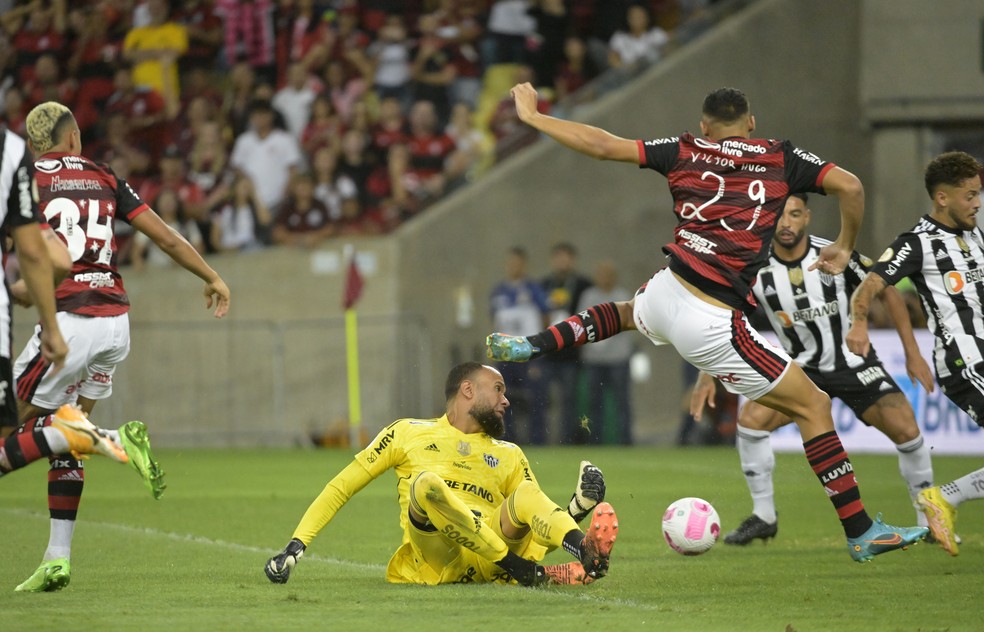 Everson e João Gomes, em Flamengo x Atlético-MG, pelo Brasileirão — Foto: André Durão