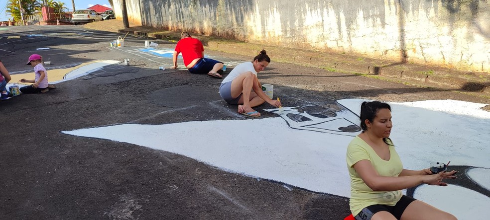 Família de Botucatu pinta rua em comemoração à Copa do Mundo — Foto: Valdemar dos Santos/Arquivo pessoal