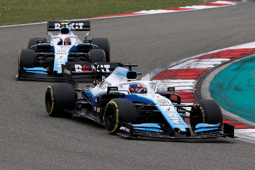 Dupla da Williams pouco pode fazer na pista com o fraco FW42 — Foto: Reuters