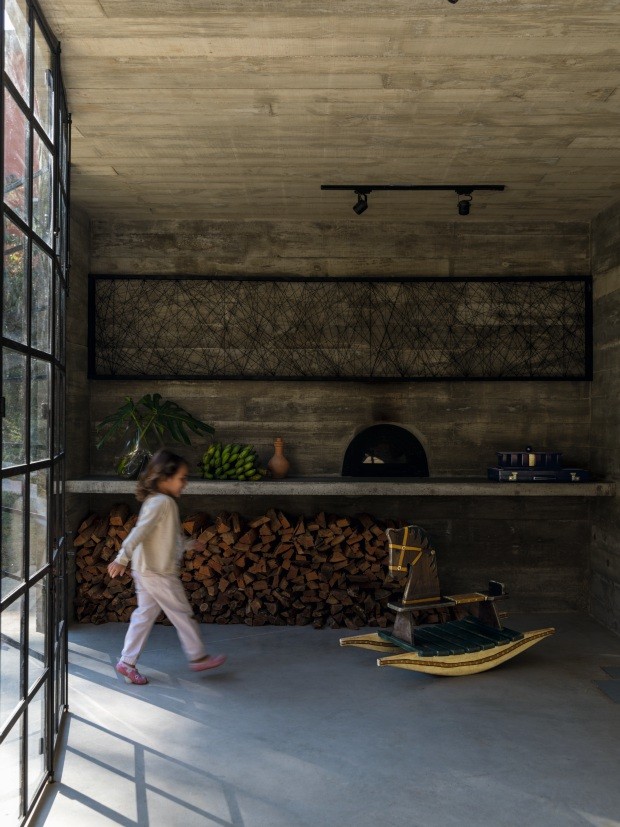 Casa de concreto, madeira e vidro é um refúgio na serra fluminense (Foto: Fran Parente)