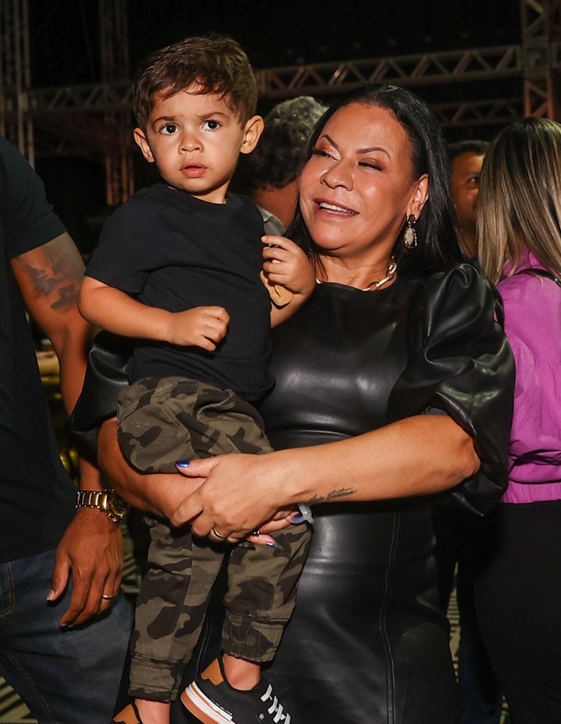 Dona Ruth, mãe de Marília Mendonça, leva Léo ao show do pai, Murilo Huff (Foto: Manuela Scarpa/BrazilNews)