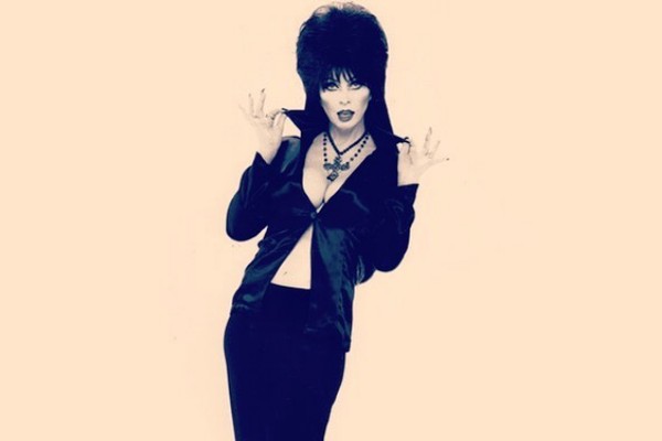 Cassandra Peterson ficou famosa por interpretar a personagem 'Elvira' (Foto: Instagram)