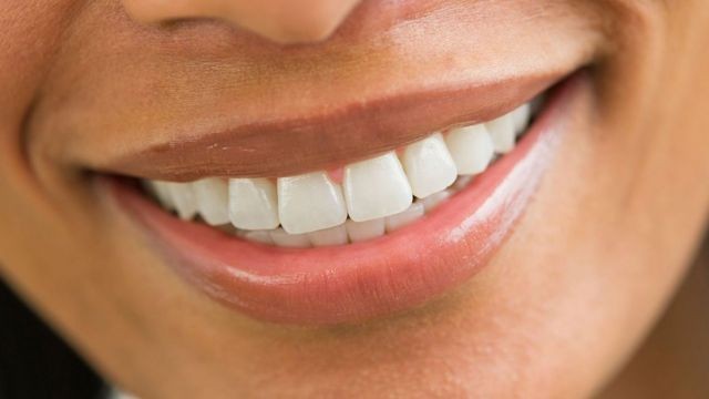 A saúde bucal vai muito além das fronteiras da boca, afetando desde o cérebro até o coração (Foto: GETTY IMAGES (via BBC))