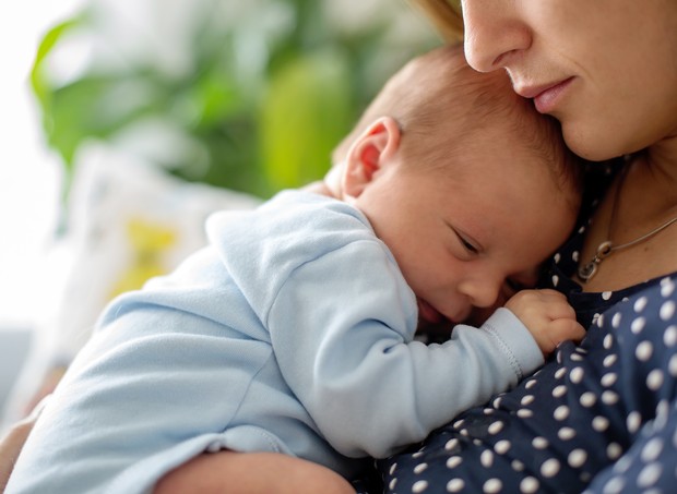 Segundo pesquisa, o bebê se acalma mais rapidamente no colo da mãe (Foto: Thinkstock)