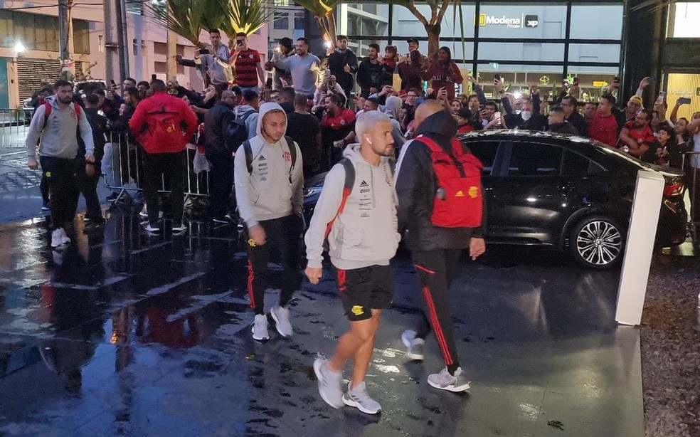 Chegada do Flamengo em Curitiba &mdash; Foto: Fred Huber