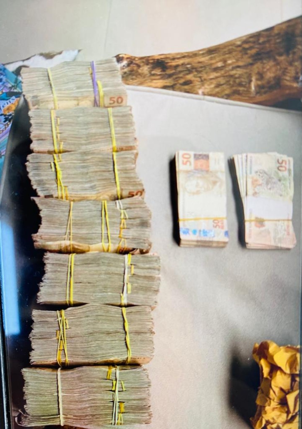 Dinheiro apreendido com suspeitos durante operação da PF — Foto: PF/Divulgação