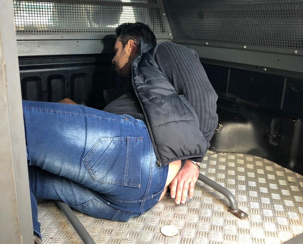 Suspeito foi preso por se passar por delegado, em Guarapari — Foto: Fábio Linhares/ TV Gazeta