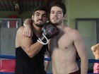 Caio Castro e Maurício Destri gravam cenas de luta; confira fotos exclusivas