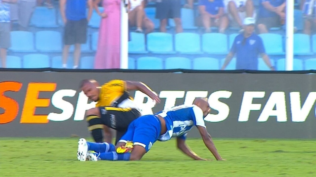 VÍDEO: Arilson, do Criciúma, agride atacante Waguininho e é expulso
