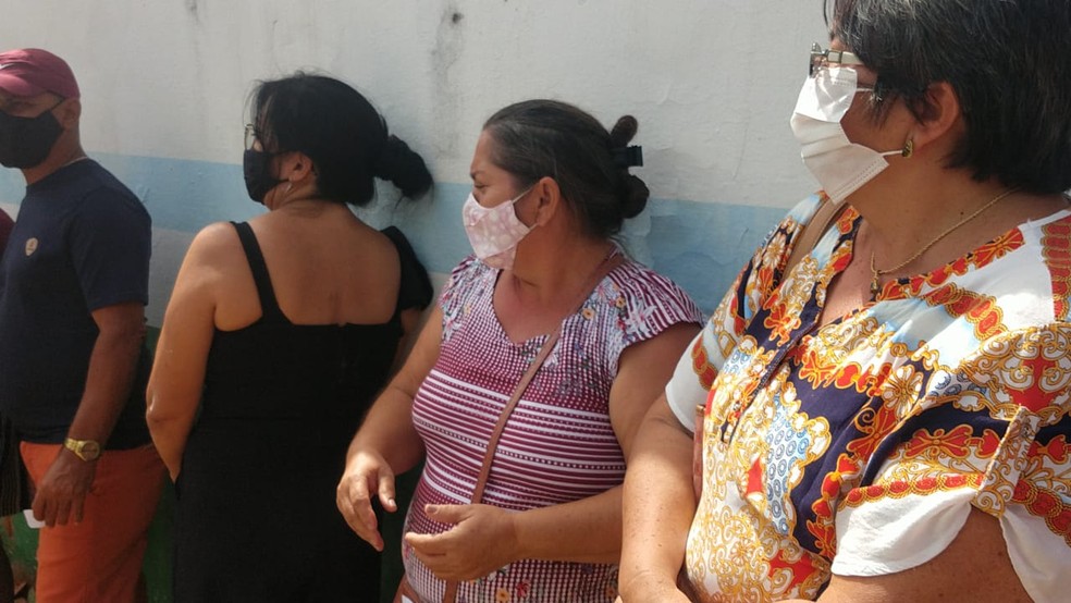 Agricultora que mora em um distrito de Cascavel percorreu 3 km a pé para chegar ao local de vacinação. — Foto: Halisson Ferreira