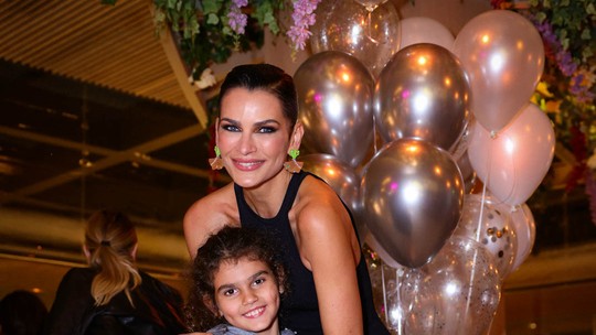 Fernanda Motta recebe a filha e amigos famosos em sua festa de 42 anos
