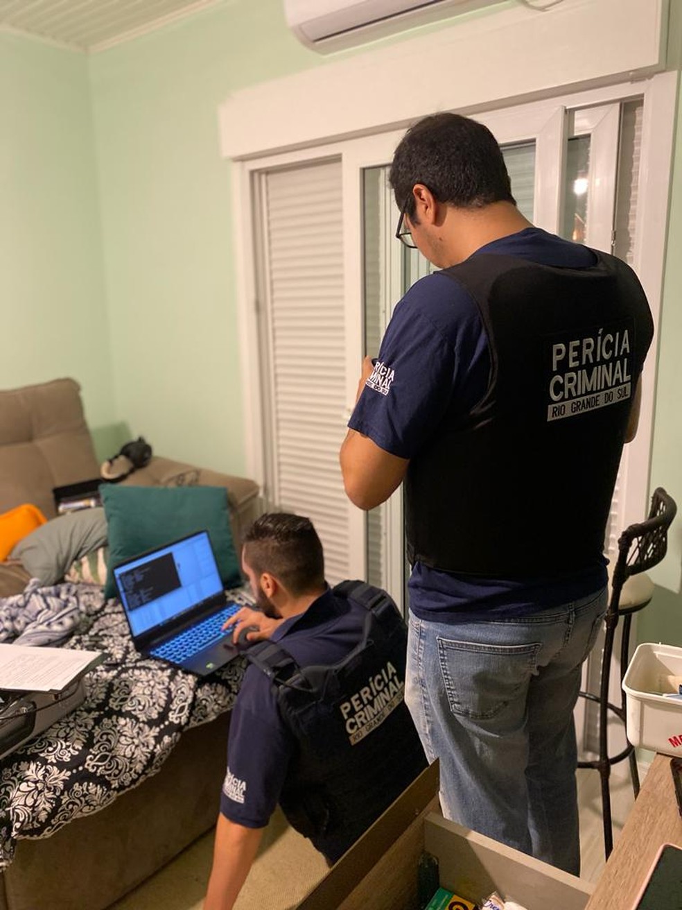 Policiais cumprem mandados de busca e apreensão contra suspeitos no RS — Foto: Polícia Civil/Divulgação