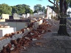 Muro de cemitério desaba com chuva e Prefeitura prevê reconstrução na 5ª