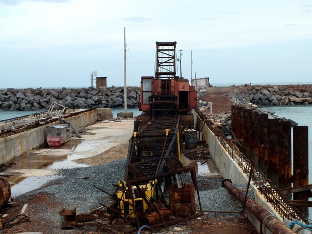 Maresia já provocou a oxidação das estruturas de ferro já utilizadas na obra do porto (Foto: Kleber Nogueira)