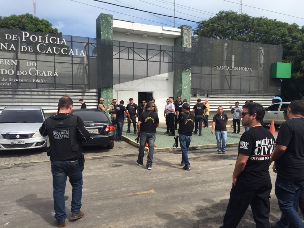 Operação das polícias Civil e Militar cumpre diversos mandados de prisão e busca e apreensão no Ceará (Foto: Alana Araújo/TVM)