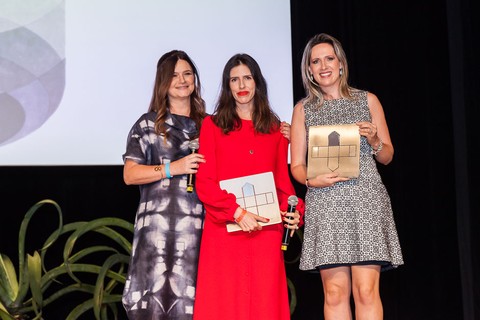 Adriana Frattini entrega o prêmio da categoria têxteis para a designer Juliana Vasconcellos e Daiane Shahrouzi da Botteh Handmade Rugs