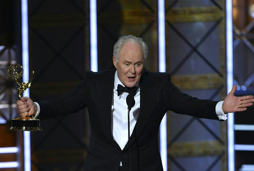 John Lithgow recebe o Emmy como melhor ator coadjuvante em série dramática por 'The Crown' (Foto: Frederic J. Brown/AFP)