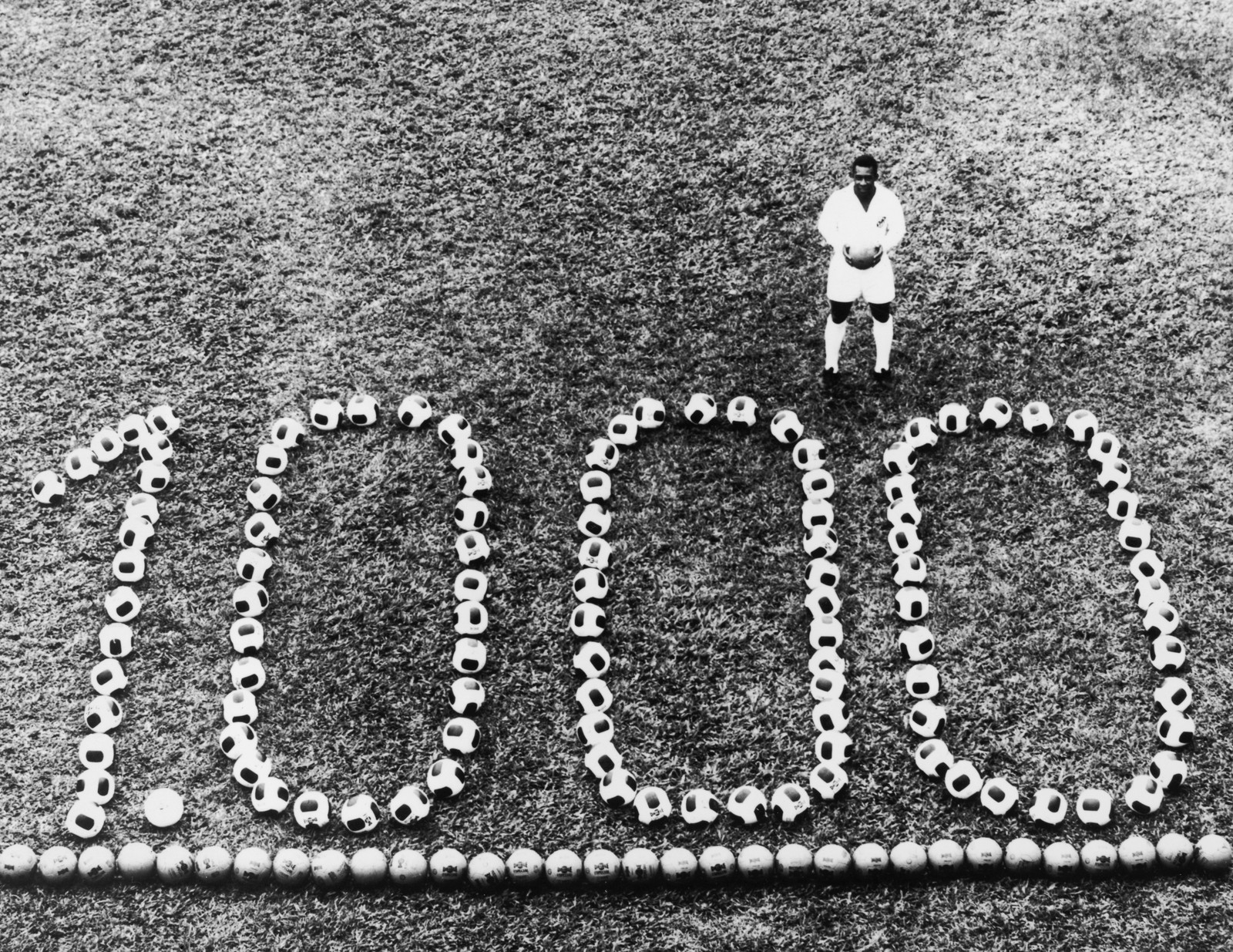 Pelé posa diante do número 1.000, depois de atingir a marca com um gol de pênalti feito no Vasco, em 1969Keystone  Features / Hulton Archive
