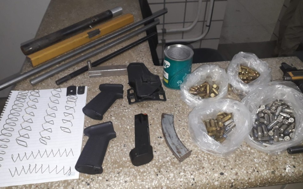 Armas, munições e utensílios foram apreendidos na fábrica ilegal em Teixeira de Freitas — Foto: Divulgação/SSP