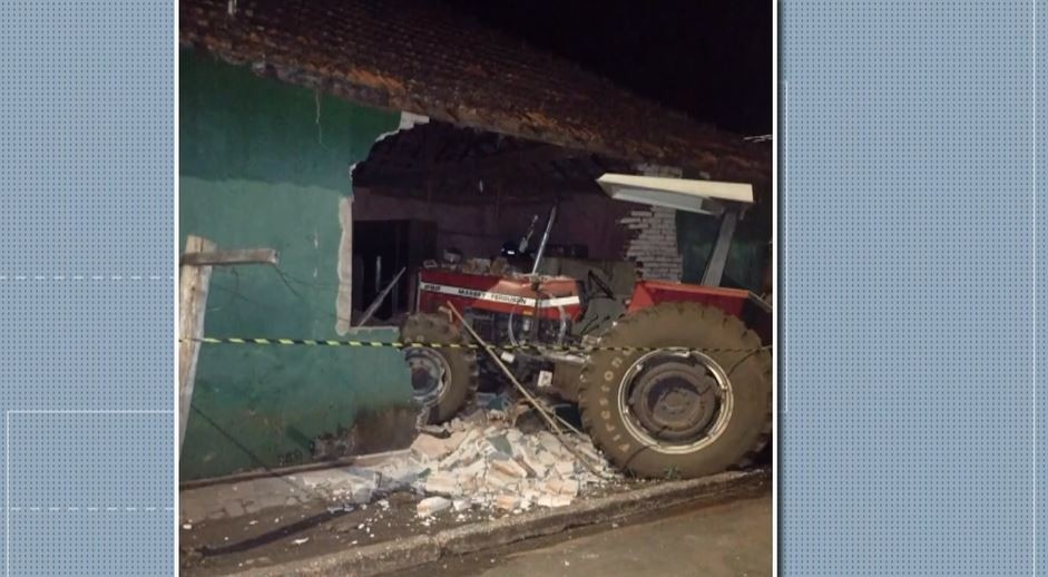 Pai e filha ficam feridos após homem usar trator para invadir e destruir casa, no Paraná