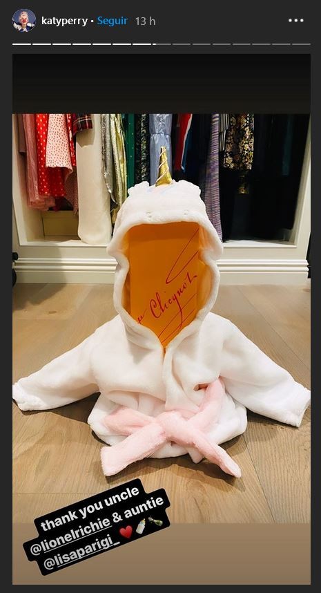 Lionel Richie deu uma garrafa de champanhe de presente para Katy Perry pelo nascimento de Daisy Dove (Foto: Instagram)