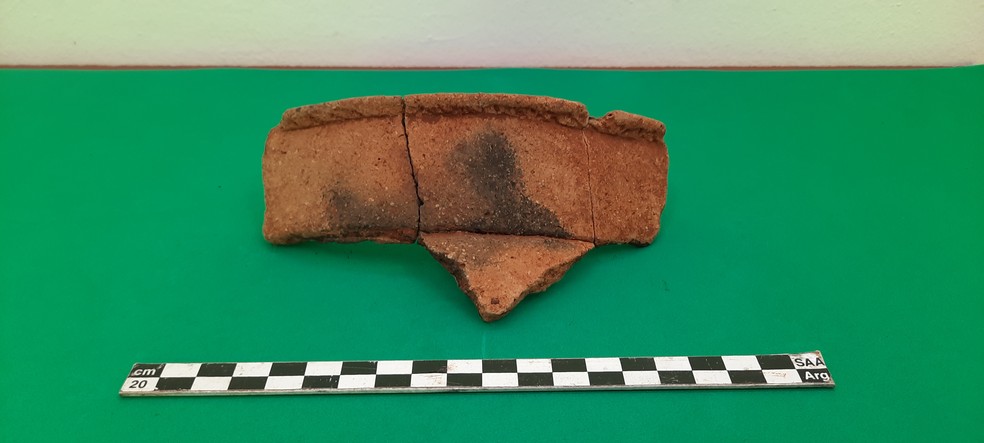 Parte de objeto em argila de 2 mil anos  — Foto: Centro de Investigações Cientificas Argentinas e Universidade Nacional da Prata