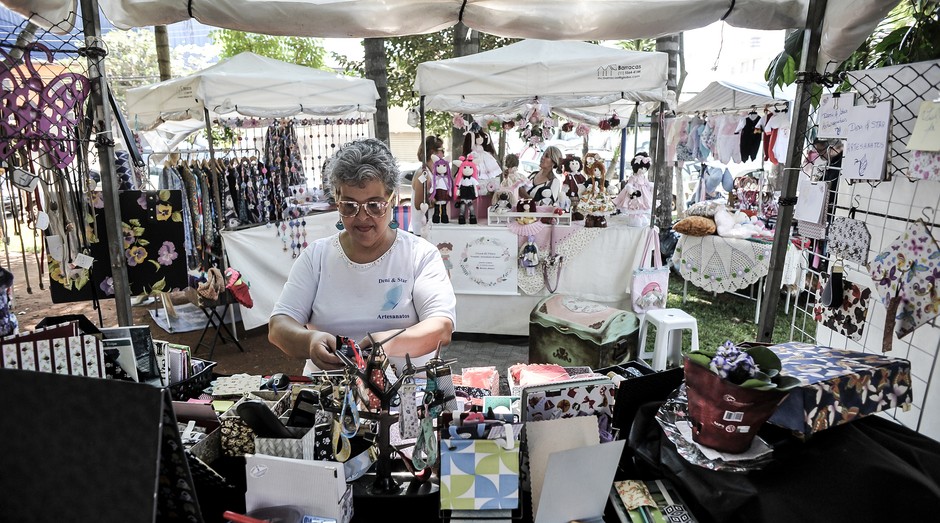 Denise Lemos é uma empreendedora que produz e expõe seus produtos em feiras de artesanato (Foto: Sebrae-SP)