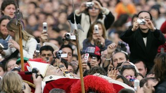 O corpo do papa João Paulo II é levado do Palácio Apostólico para a Basílica de São Pedro, no Vaticano, em 4 de abril de 2005 — Foto: Patrick Hertzog / AFP
