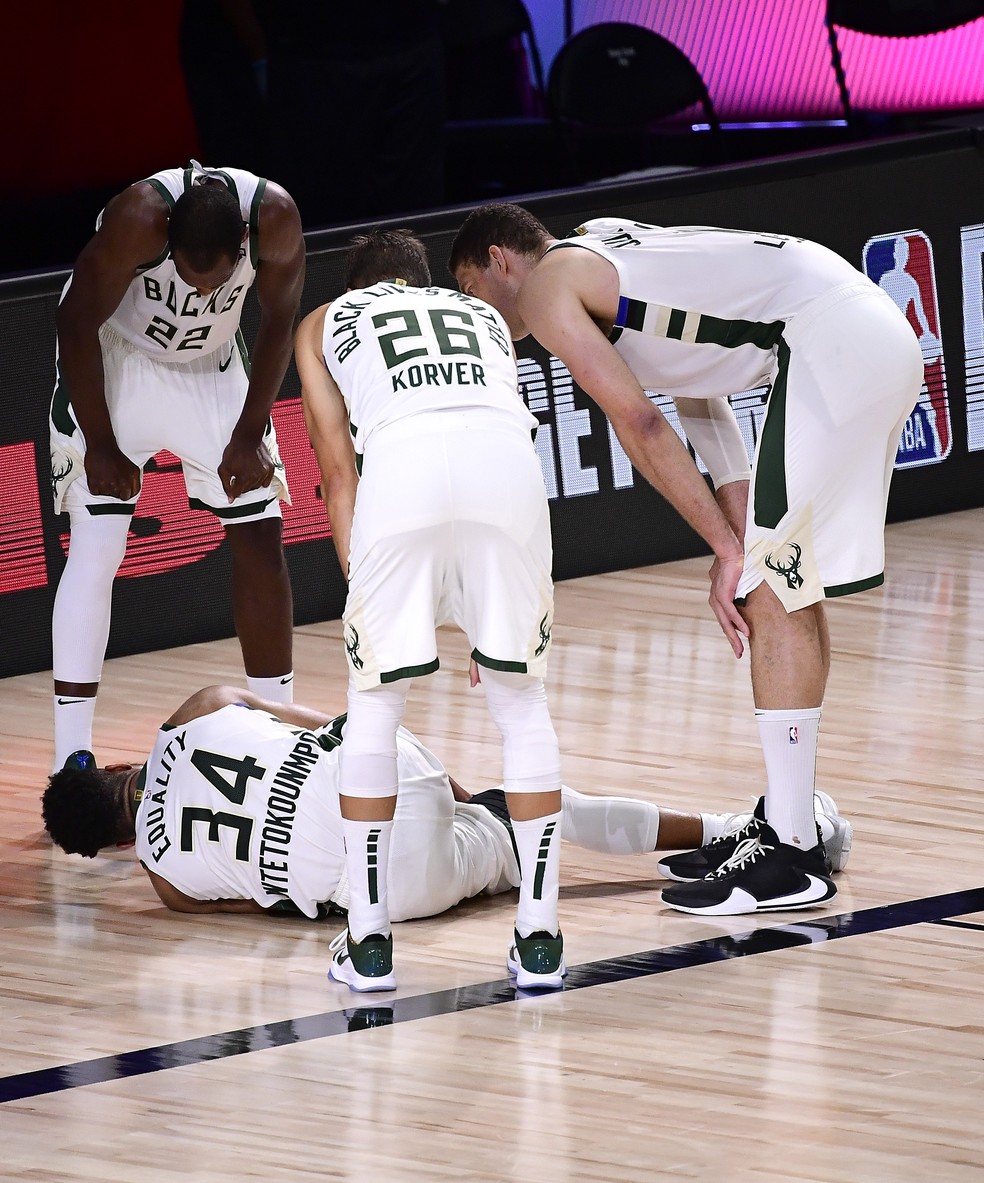 Giannis Antetokounmpo, do Milwaukee Bucks, caído em quadra após torcer o tornozelo direito  — Foto: Douglas P. DeFelice/Getty Images