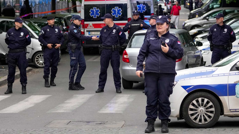 Polícia bloqueia ruas ao redor da escola Vladislav Ribnikar, em Belgrado, Sérvia, após um menino abrir fogo — Foto: Darko Vojinovic / AP Photo