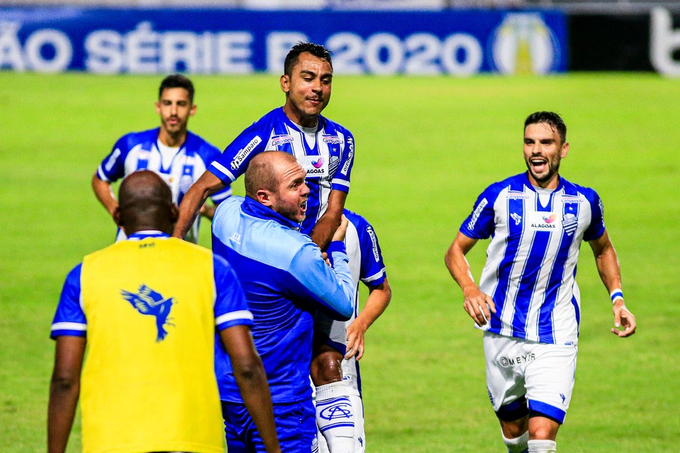 Nadson recebe o abraço do técnico Mozart  — Foto: Ailton Cruz/Gazeta de Alagoas