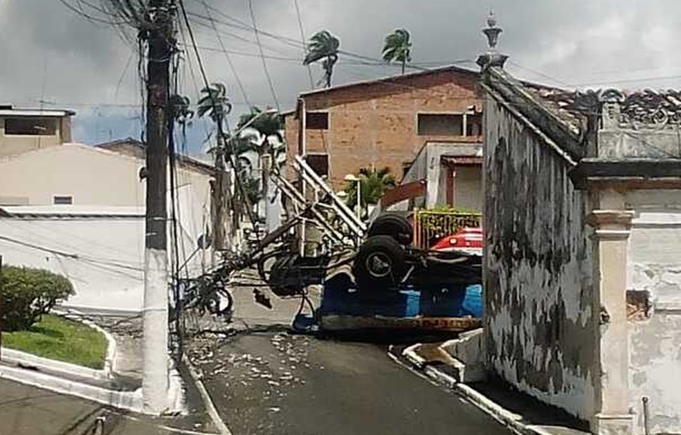 Caminh&atilde;o-pipa atingiu poste em S&atilde;o Francisco do Conde &mdash; Foto: Redes sociais