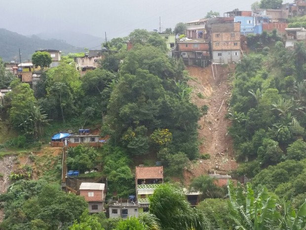 Área com deslizamento de terra em Mairiporã (Foto: Tatiana Santiago/G1)