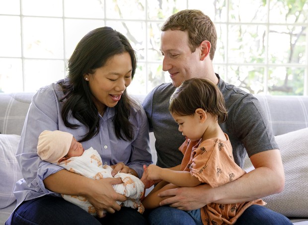 Priscilla Chan e Mark Zuckerberg com a recém-nascida August e a filha Max  (Foto: Reprodução/Facebook)