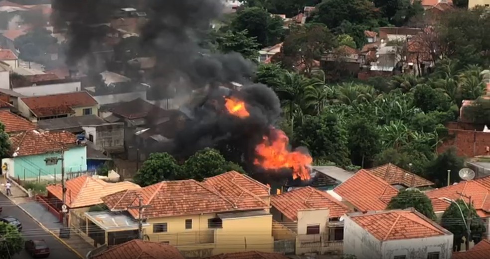 Fogo destruiu casa na Vila Marcondes, em Presidente Prudente — Foto: Luciane Gomes Trevisan