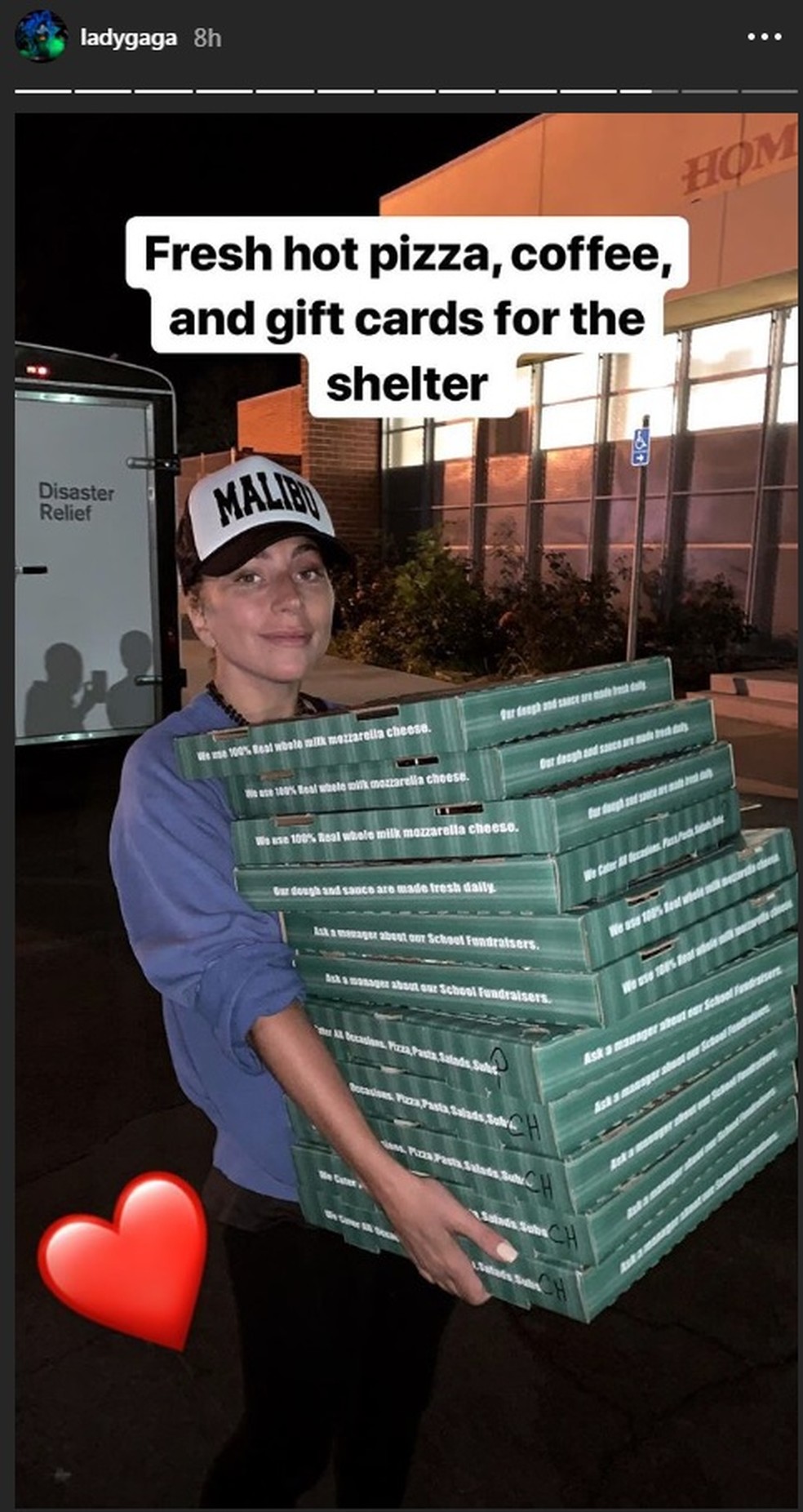 Lady Gaga entrega pizza para desabrigados de incÃªndio, na CalifÃ³rnia â Foto: ReproduÃ§Ã£o/Instagram