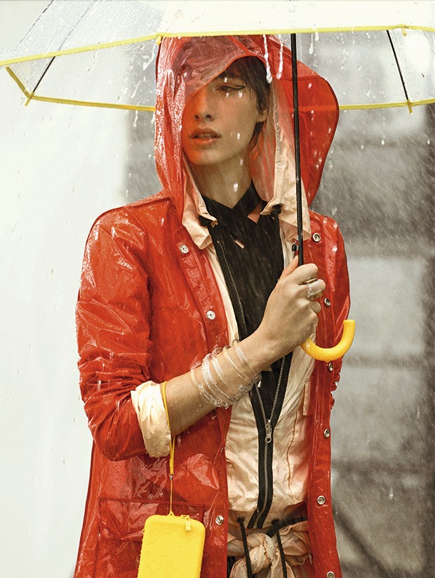Na temporada de chuva, aposte na capa impermeável para compor seu look (Foto: Gustavo Ipólito (MLages))
