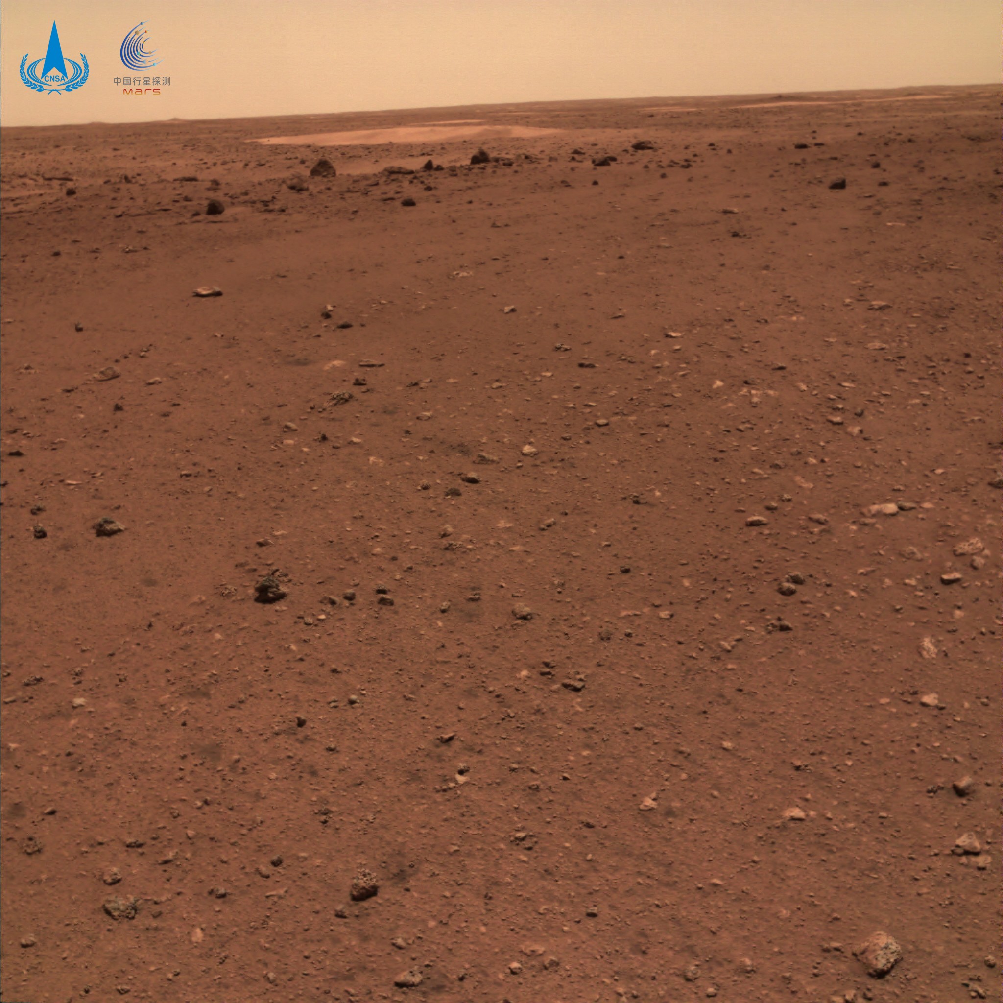 Imagem da superfície alaranjada de Marte com dunas ao longe  (Foto: Administração Espacial Nacional da China (CNSA))