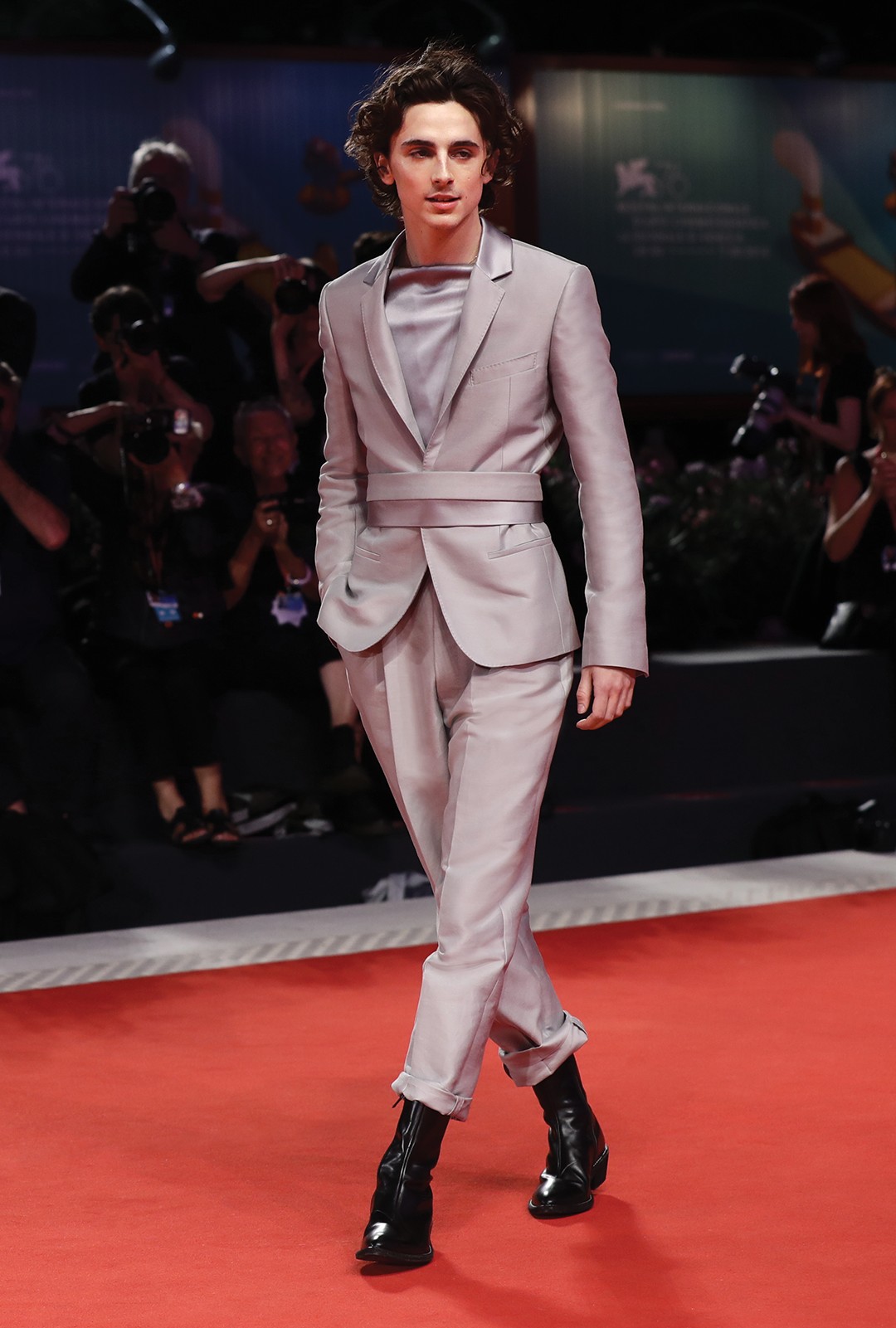 Depois daquele red carpet: O ator Timothée Chalamet roubou a cena no Festival de Veneza 2019 na estreia de The King (Netflix) (Foto: Getty Images)