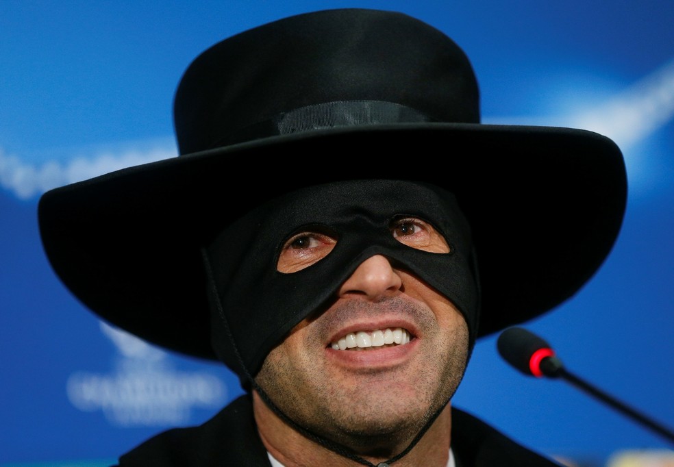 Paulo Fonseca se vestiu de Zorro na coletiva de imprensa (Foto: REUTERS/Valentyn Ogirenko)