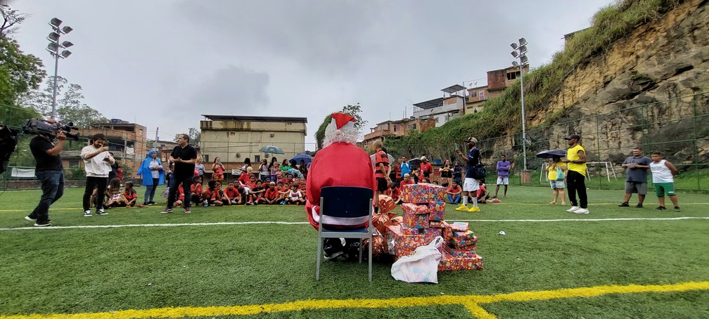 David Luiz, do Flamengo, com as crian&ccedil;as da Escola Flamengo Social Mangueira &mdash; Foto: Fred Gomes