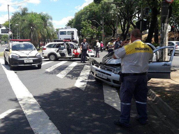 Acidente com carro e caminhão deixou dois feridos em Piracicaba (Foto: Juliana Franco/G1)