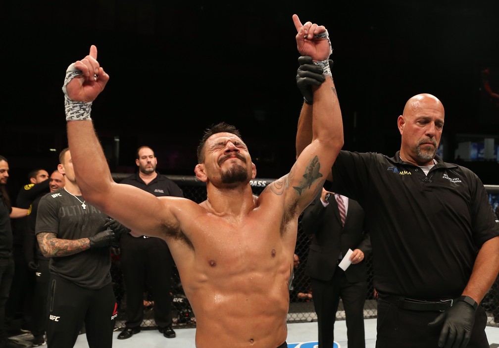 Rafael dos Anjos comemora ao ser anunciado vencedor por finalizaÃ§Ã£o no UFC Rochester â?? Foto: Michael Owens/Getty Images