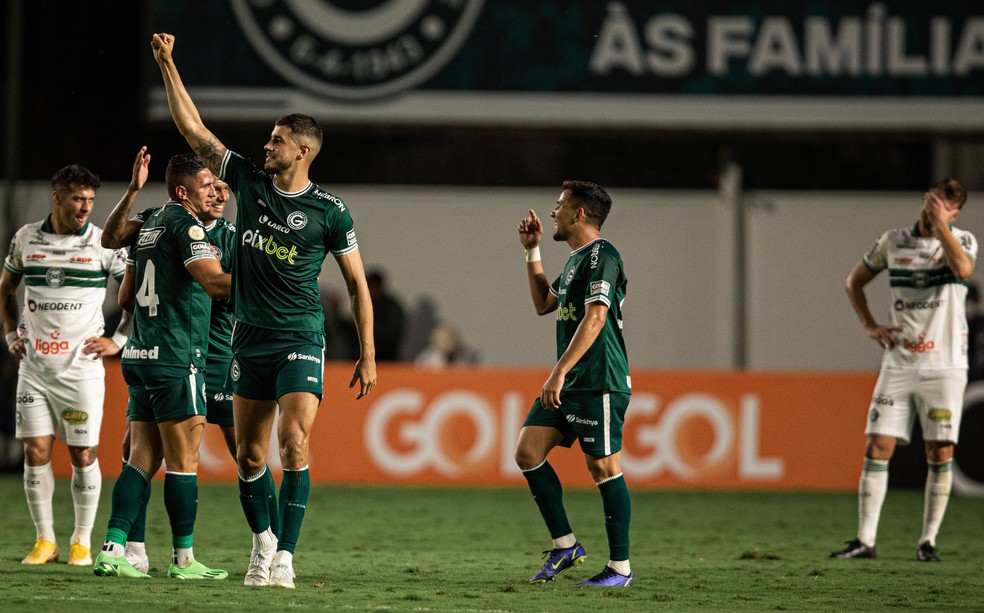 Pedro Raul jogador do Goiás comemora seu gol durante partida contra o Coritiba   — Foto: Foto: Heber Gomes/AGIF