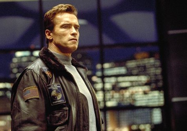 Arnold Schwarzenegger em O 6º Dia (Foto: Divulgação)