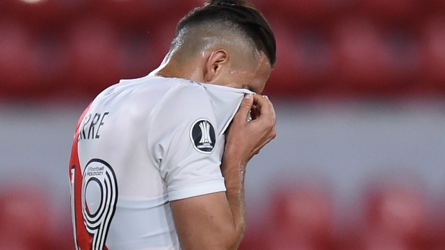 Borré lamenta pênalti perdido pelo River Plate contra o Nacional