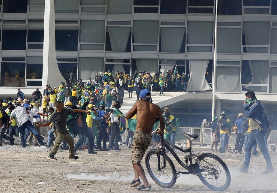 Bolsonaristas radicais invadem Praça dos Três Poderes em Brasília